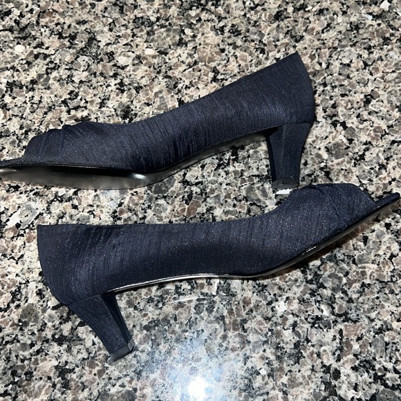 Coldwater Creek - Asymmetric Pleated Pump - Navy - BNWT - Picture 9 of 12